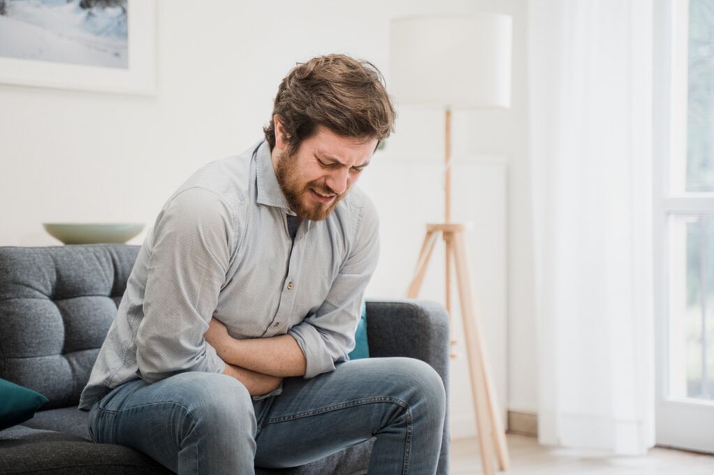 Un homme présente des symptômes de prostatite